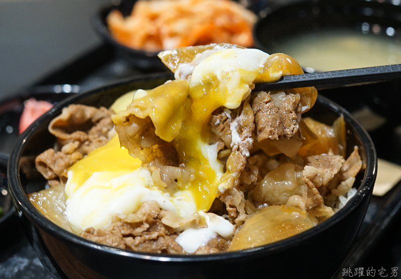 [花蓮美食]再訪滷大夫新城爌肉飯-在地人都讚不絕口的必吃爌肉飯、豬腳!  煙燻辣椒一定要加 ，排隊人潮只有多 下午不休息  半熟蛋牛丼推薦  花蓮控肉飯