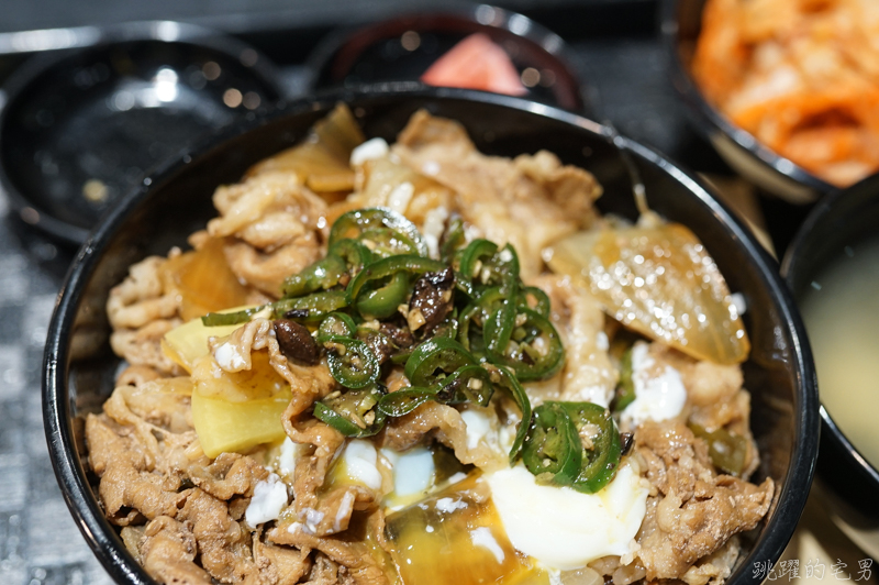 [花蓮美食]再訪滷大夫新城爌肉飯-在地人都願意排隊的好吃牛丼，絕妙煙燻辣椒，豬腳必吃!  花蓮下午有營業餐廳，花蓮控肉飯