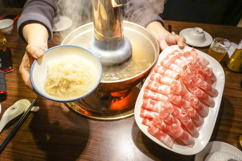 [台北大安區火鍋]何善之精緻火鍋- 酸菜白肉鍋 自家醃漬滋味圓潤不死酸 炭燒火鍋熱力十足  設有排煙設備   焦志方焦哥串門子啦  大安區美食 台北火鍋