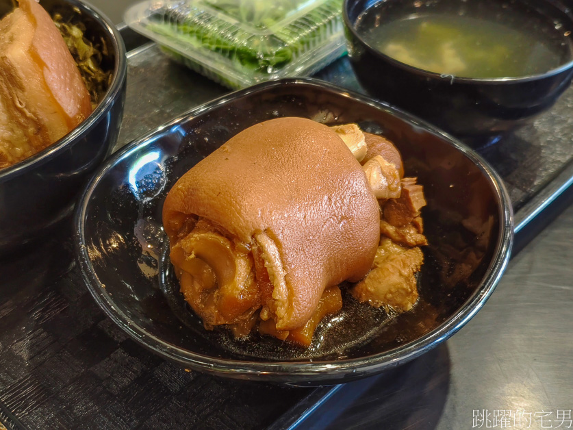 [花蓮美食]再訪滷大夫新城爌肉飯-在地人都讚不絕口的必吃爌肉飯、豬腳!  煙燻辣椒一定要加 ，排隊人潮只有多 下午不休息  半熟蛋牛丼推薦  花蓮控肉飯