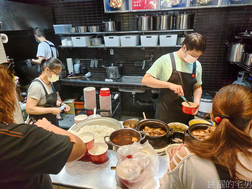 [花蓮美食]再訪滷大夫新城爌肉飯-在地人都讚不絕口的必吃爌肉飯、豬腳!  煙燻辣椒一定要加 ，排隊人潮只有多 下午不休息  半熟蛋牛丼推薦  花蓮控肉飯