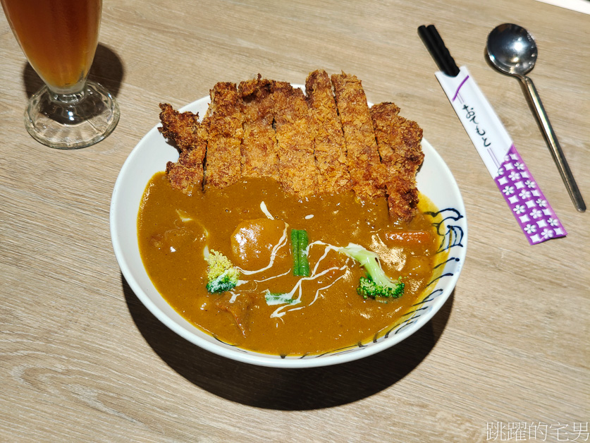 [花蓮美食]再訪樂咖哩-霸氣豬排份量十足，淋上濃郁咖哩飽上天! 提供樂咖哩菜單，不像簡餐店倒像是休閒茶鋪 而且還真有茶點多樣飲料提供唷 花蓮咖哩豬排