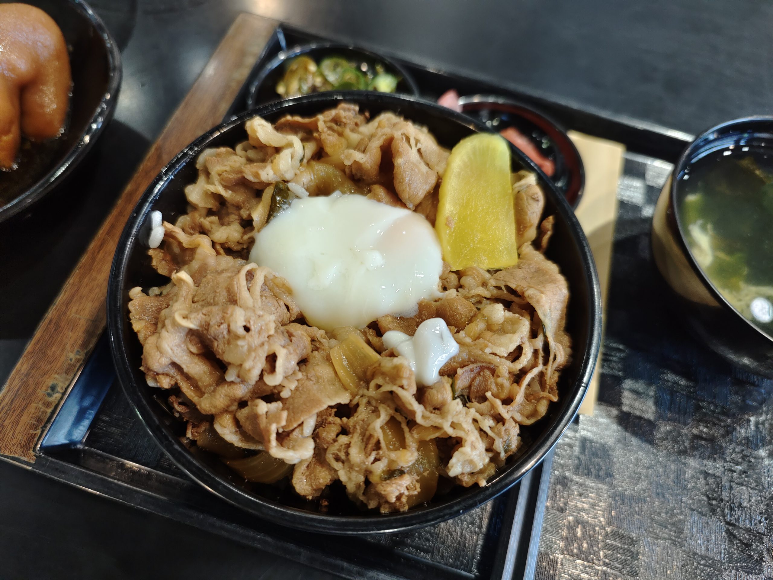 [花蓮美食]再訪滷大夫新城爌肉飯-在地人都讚不絕口的必吃爌肉飯、豬腳!  煙燻辣椒一定要加 ，排隊人潮只有多 下午不休息  半熟蛋牛丼推薦  花蓮控肉飯