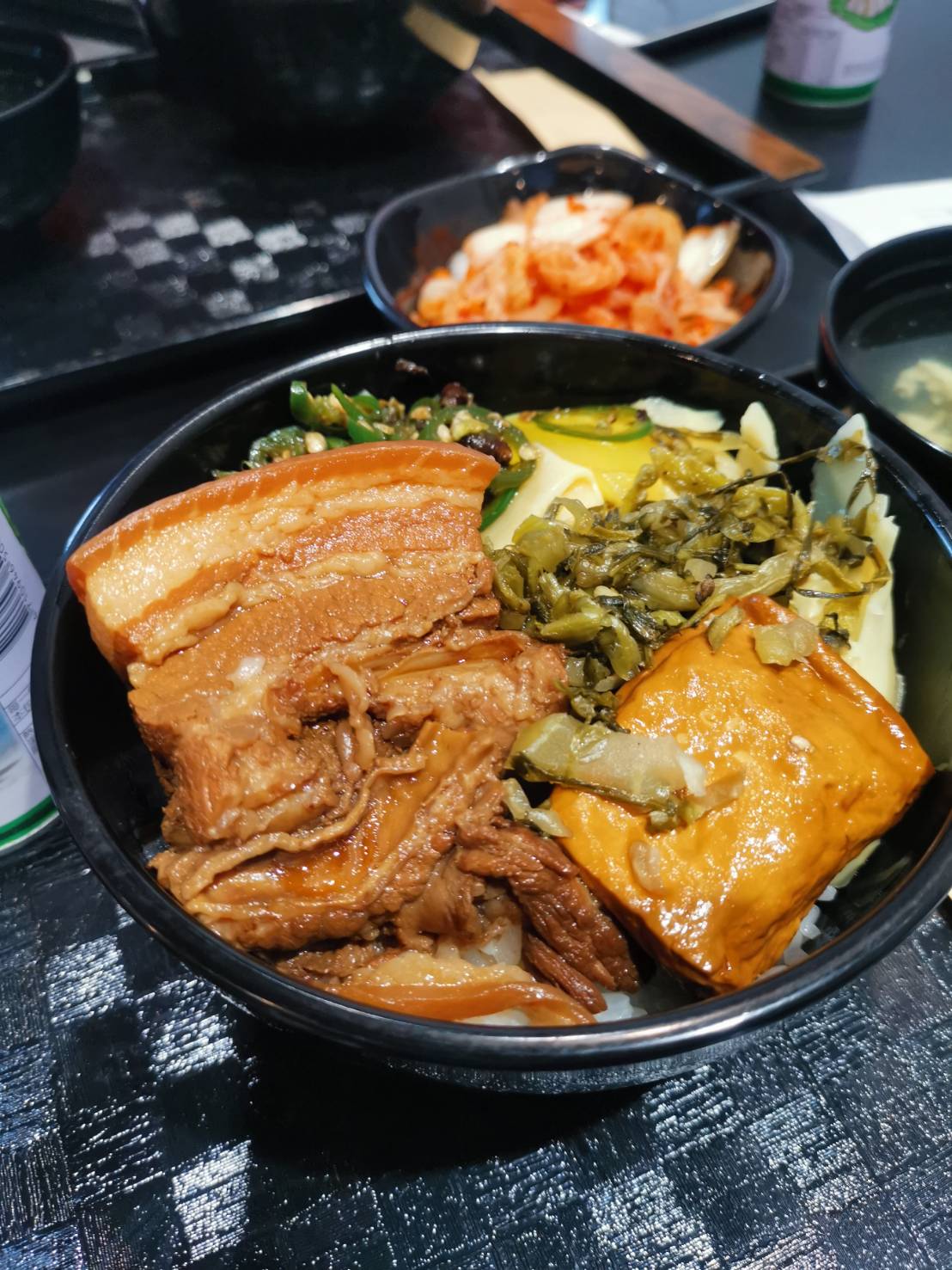 [花蓮美食]再訪滷大夫新城爌肉飯-在地人都讚不絕口的必吃爌肉飯、豬腳!  煙燻辣椒一定要加 ，排隊人潮只有多 下午不休息  半熟蛋牛丼推薦  花蓮控肉飯