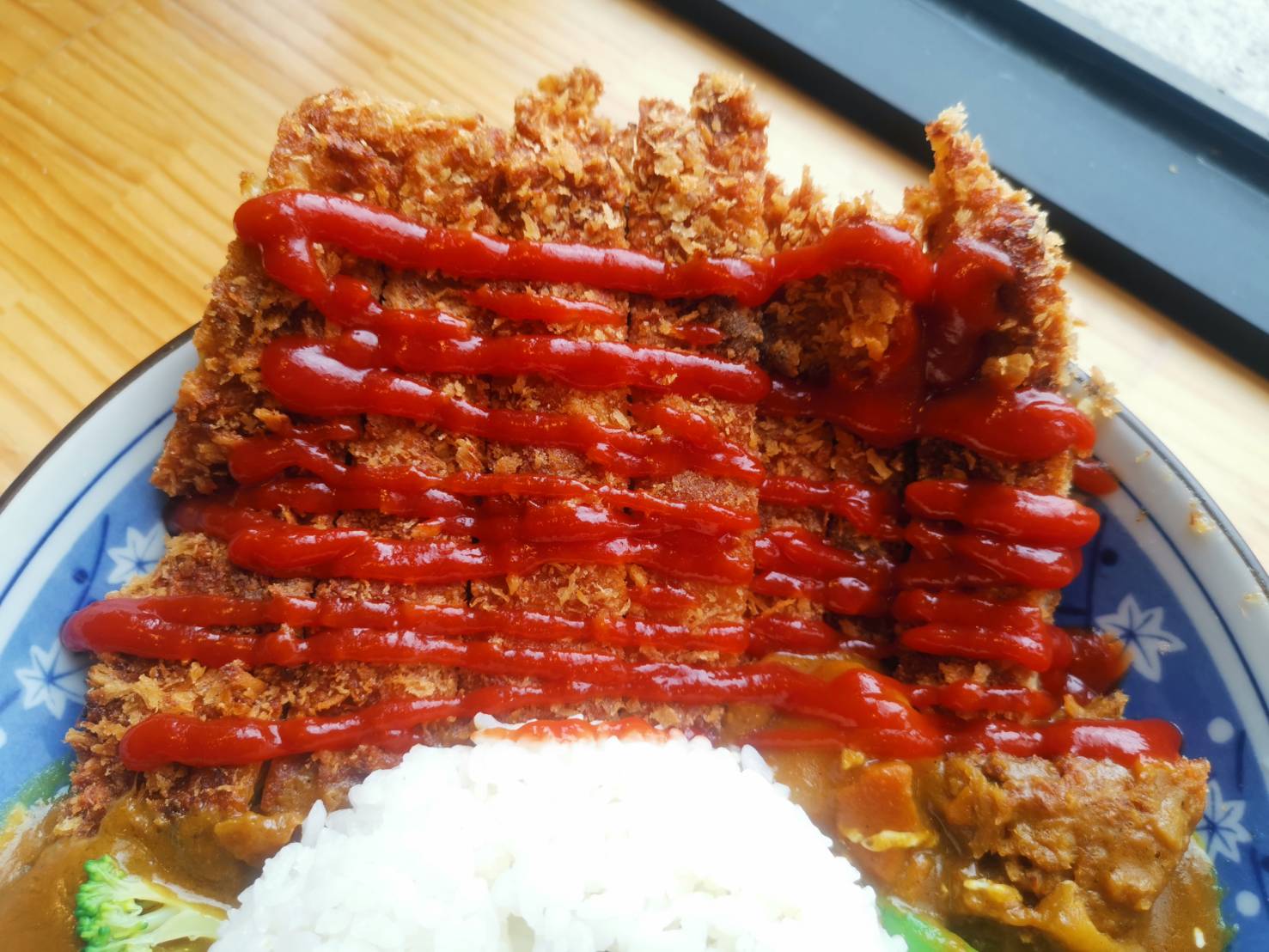 [花蓮美食]再訪樂咖哩-霸氣豬排份量十足，淋上濃郁咖哩飽上天! 提供樂咖哩菜單，不像簡餐店倒像是休閒茶鋪 而且還真有茶點多樣飲料提供唷 花蓮咖哩豬排