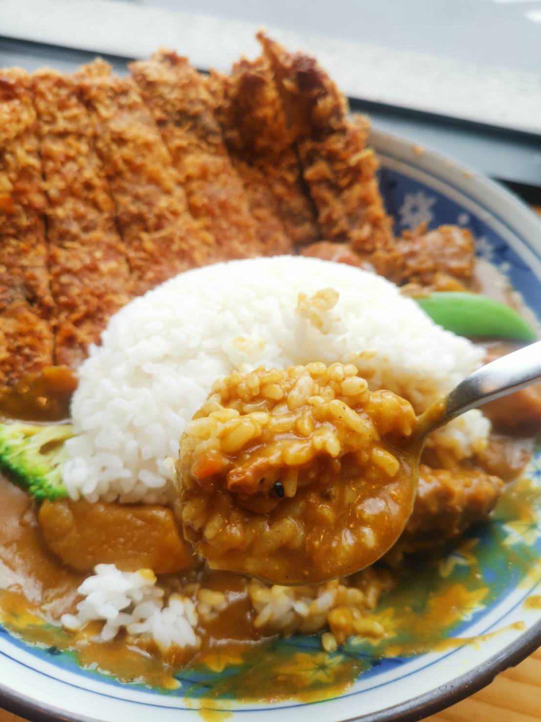 [花蓮美食]再訪樂咖哩-霸氣豬排份量十足，淋上濃郁咖哩飽上天! 提供樂咖哩菜單，不像簡餐店倒像是休閒茶鋪 而且還真有茶點多樣飲料提供唷 花蓮咖哩豬排