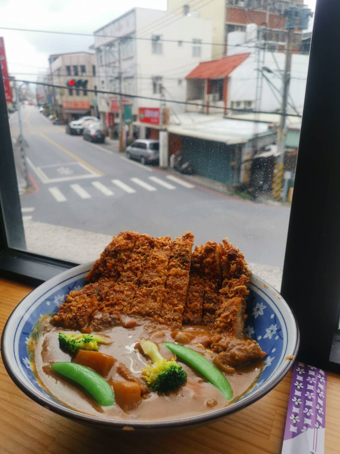 [花蓮美食]再訪樂咖哩-霸氣豬排份量十足，淋上濃郁咖哩飽上天! 提供樂咖哩菜單，不像簡餐店倒像是休閒茶鋪 而且還真有茶點多樣飲料提供唷 花蓮咖哩豬排