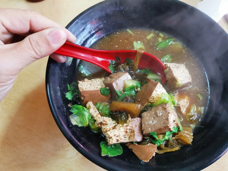 [花蓮素食]豪味家麻辣臭豆腐-有加了香菜的鍋貼我就讚 現煎咬下超有汁  全日供餐 下午不休息  早上6點半就有賣 花蓮素食早餐