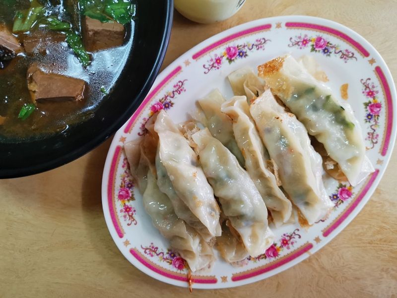 [花蓮素食]豪味家麻辣臭豆腐-有加了香菜的鍋貼我就讚 現煎咬下超有汁  全日供餐 下午不休息  早上6點半就有賣 花蓮素食早餐 @跳躍的宅男