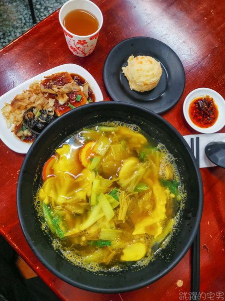 [花蓮美食]鑫記咖哩蕃茄鍋燒麵- 推薦炒烏龍麵   份量足香氣夠 下課時間滿滿學生 慈濟學生美食