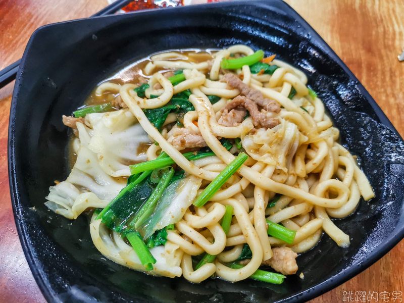 [花蓮美食]鑫記咖哩蕃茄鍋燒麵- 推薦炒烏龍麵   份量足香氣夠 下課時間滿滿學生 慈濟學生美食