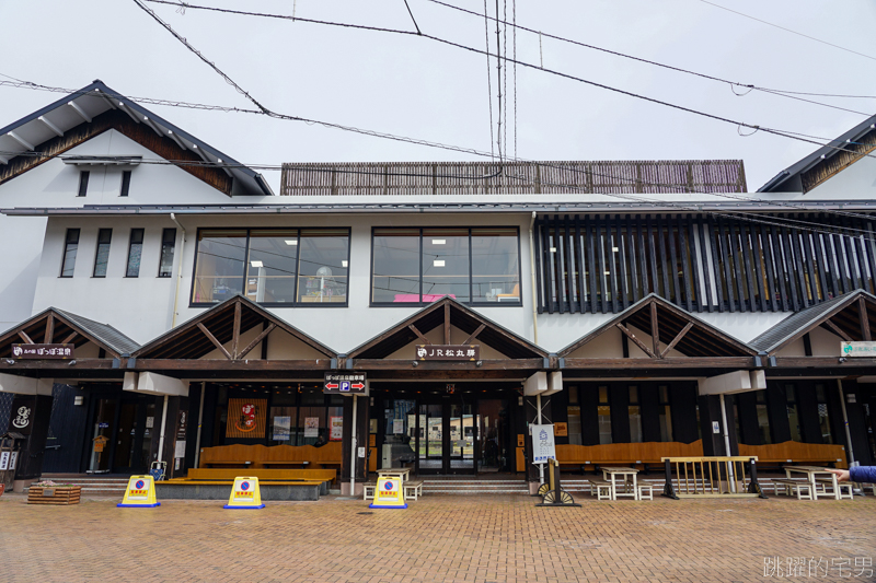 [愛媛宇和島旅遊]日本電車不一樣  史上最慢新幹線  車廂竟然宛如銀河鐵道Blue  真的是比有梗的啦  松丸駅還能免費泡足湯，鉄道ホビートレイン  森の国 ぽっぽ温泉  JR四国予土線