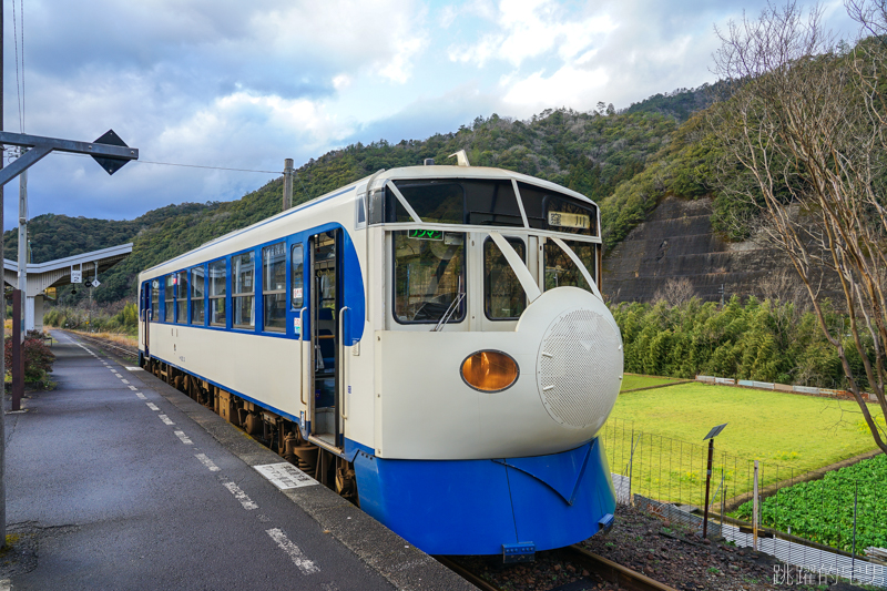 [愛媛宇和島旅遊]日本電車不一樣  史上最慢新幹線  車廂竟然宛如銀河鐵道Blue  真的是比有梗的啦  松丸駅還能免費泡足湯，鉄道ホビートレイン  森の国 ぽっぽ温泉  JR四国予土線