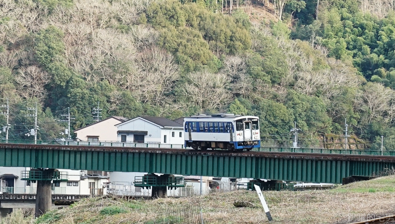 [愛媛宇和島旅遊]日本電車不一樣  史上最慢新幹線  車廂竟然宛如銀河鐵道Blue  真的是比有梗的啦  松丸駅還能免費泡足湯，鉄道ホビートレイン  森の国 ぽっぽ温泉  JR四国予土線