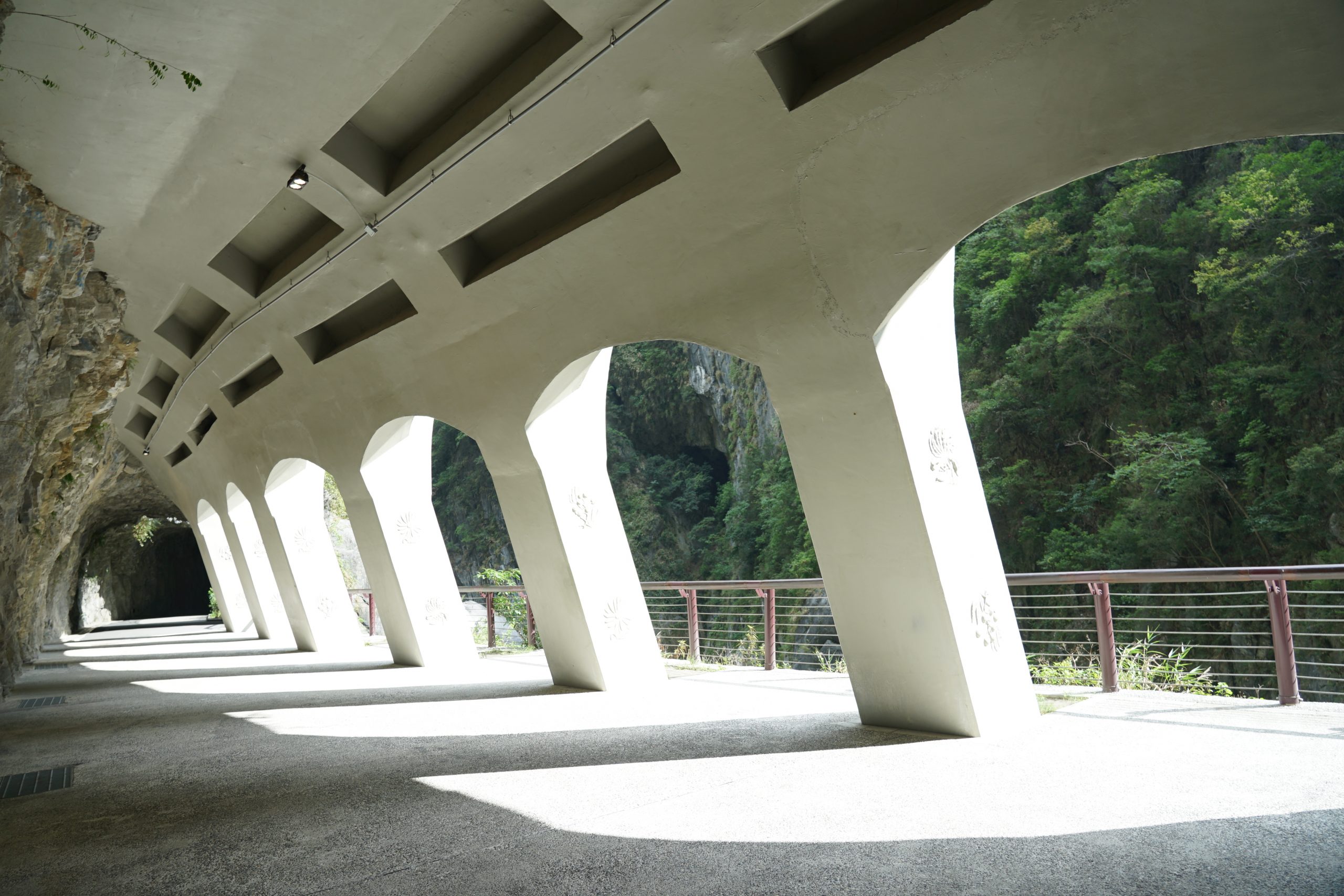 [花蓮景點推薦]太魯閣最值得走的步道-九曲洞步道  安全好走的太魯閣景觀步道  適合老人家與親子旅遊 輕鬆欣賞來自億萬年前大自然鬼斧神工奇景 秀林景點