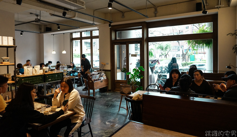 光景 SCENE SELECT 台北松山區咖啡廳  大片的落地窗，書架  享受著舒服氣氛 推薦焦糖烤布丁