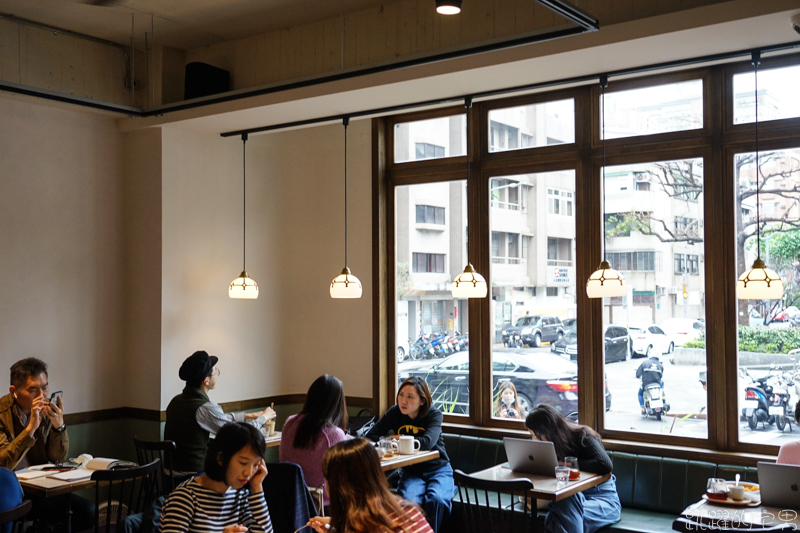 光景 SCENE SELECT 台北松山區咖啡廳  大片的落地窗，書架  享受著舒服氣氛 推薦焦糖烤布丁