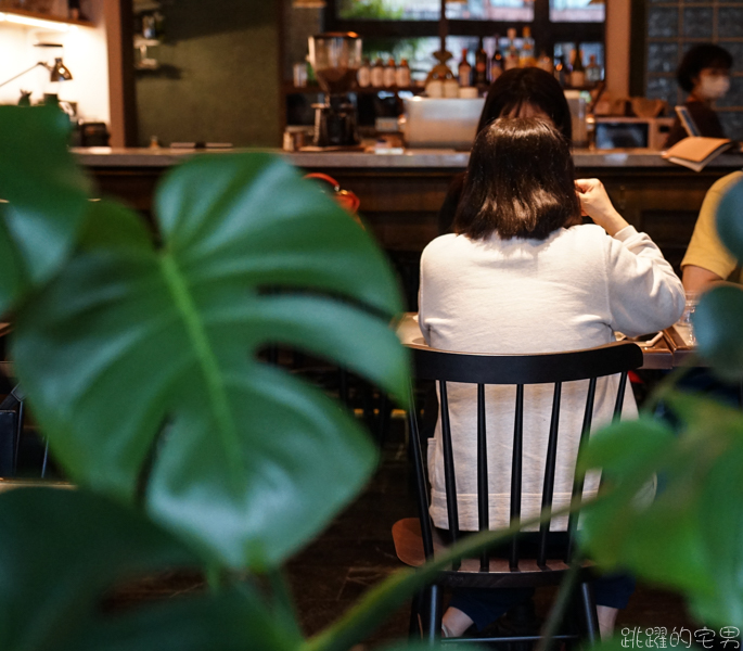 光景 SCENE SELECT 台北松山區咖啡廳  大片的落地窗，書架  享受著舒服氣氛 推薦焦糖烤布丁