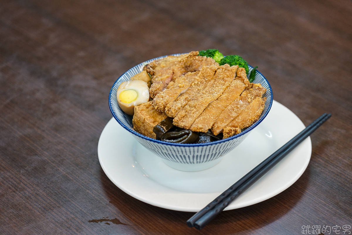 [花蓮美食]府城海產- 排骨飯 七樣配菜一主菜 份量滿滿滿 外帶便當分隔排骨不軟爛 花蓮便當推薦