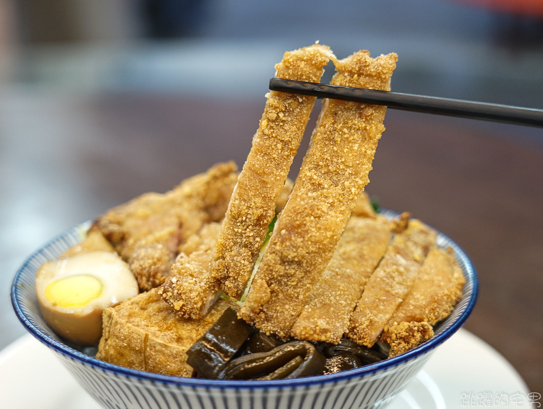 [花蓮美食]府城海產- 排骨飯 七樣配菜一主菜 份量滿滿滿 外帶便當分隔排骨不軟爛 花蓮便當推薦