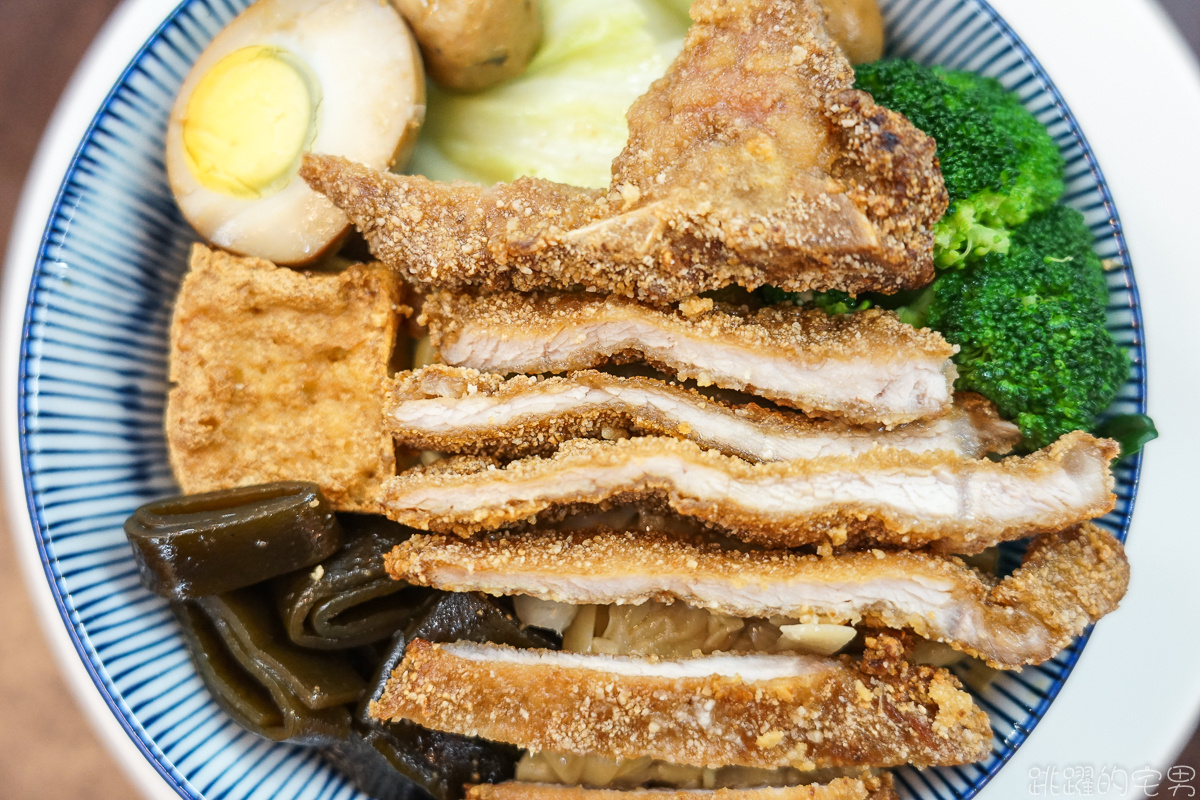 [花蓮美食]府城海產- 排骨飯 七樣配菜一主菜 份量滿滿滿 外帶便當分隔排骨不軟爛 花蓮便當推薦