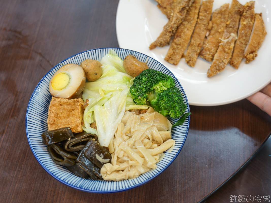 [花蓮美食]府城海產- 排骨飯 七樣配菜一主菜 份量滿滿滿 外帶便當分隔排骨不軟爛 花蓮便當推薦