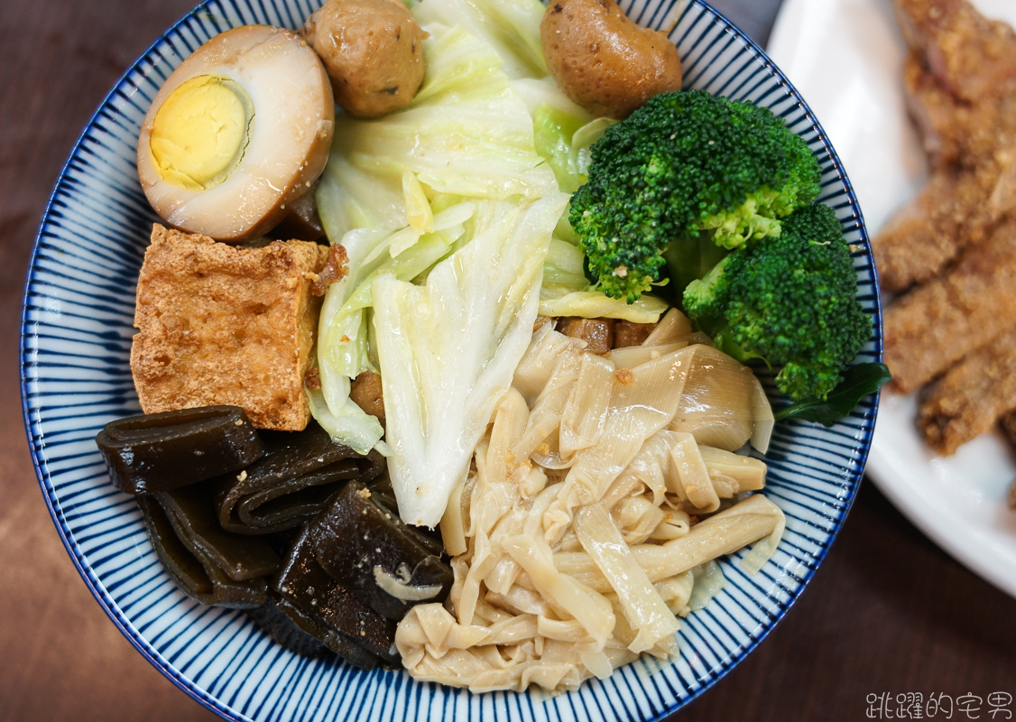 [花蓮美食]府城海產- 排骨飯 七樣配菜一主菜 份量滿滿滿 外帶便當分隔排骨不軟爛 花蓮便當推薦