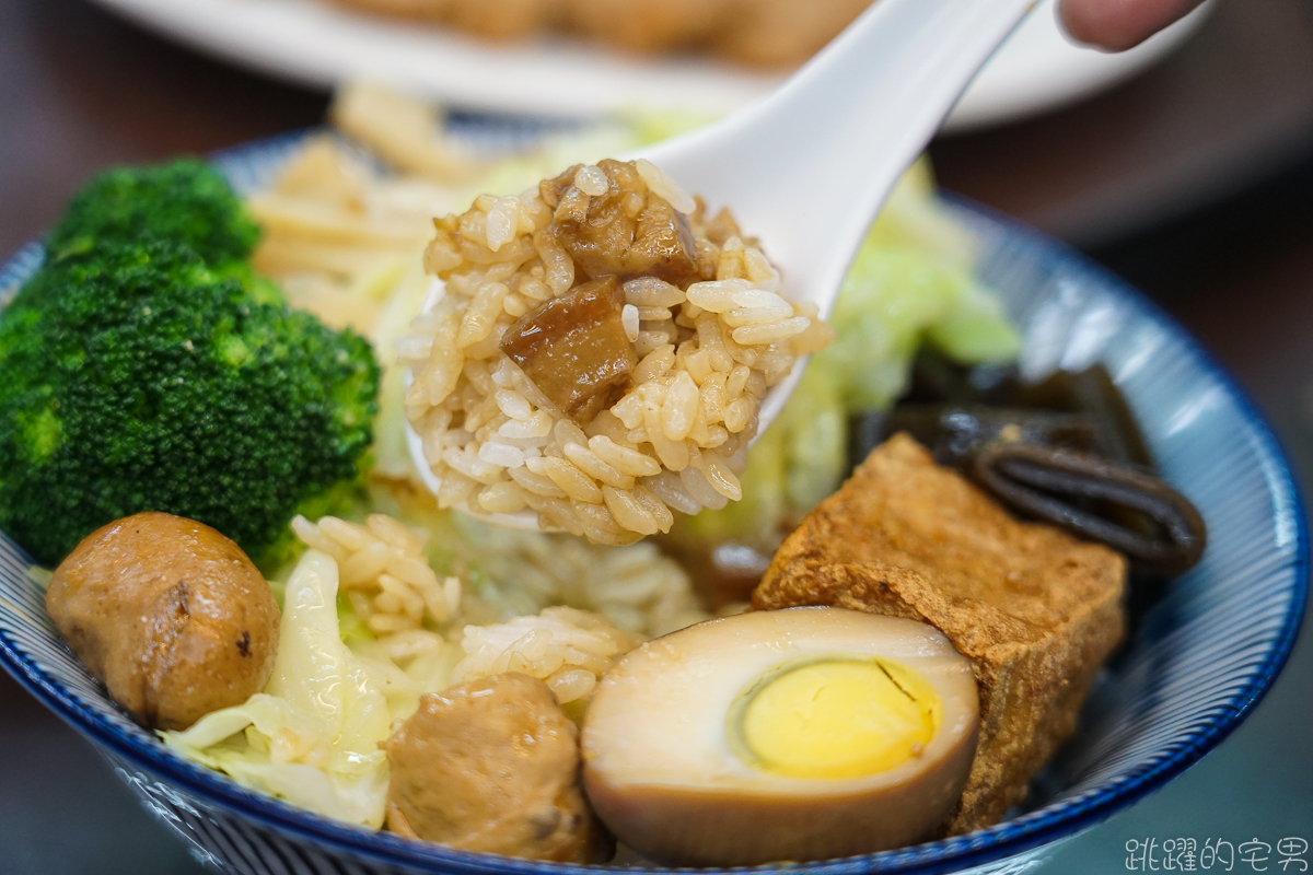 [花蓮美食]府城海產- 排骨飯 七樣配菜一主菜 份量滿滿滿 外帶便當分隔排骨不軟爛 花蓮便當推薦