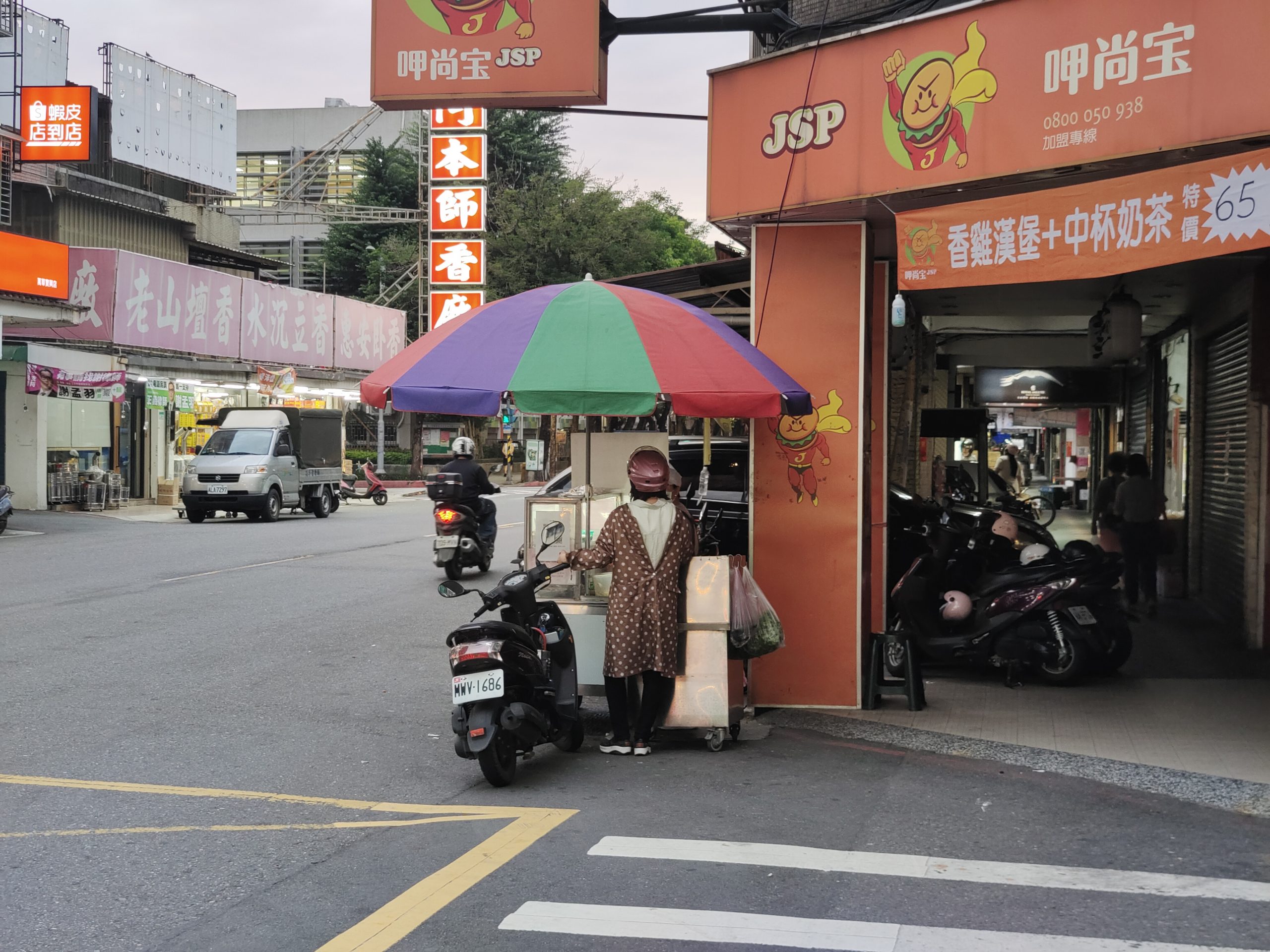 [台北美食] 連Google都找不到的越南小吃  萬華寶興街無名越南法國麵包 特製肝醬+酸甜醃漬蘿蔔 加辣更是爽快 萬華美食推薦