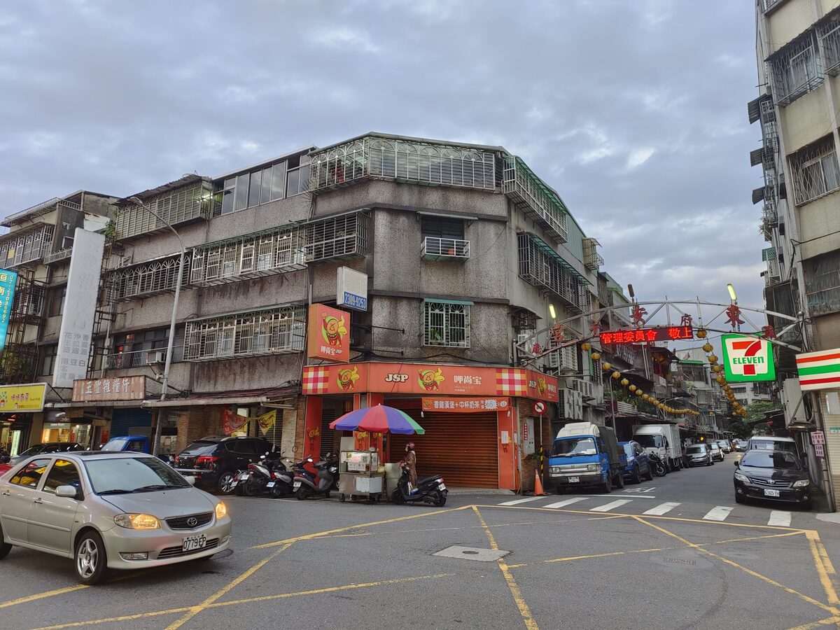 [台北美食] 連Google都找不到的越南小吃  萬華寶興街無名越南法國麵包 特製肝醬+酸甜醃漬蘿蔔 加辣更是爽快 萬華美食推薦