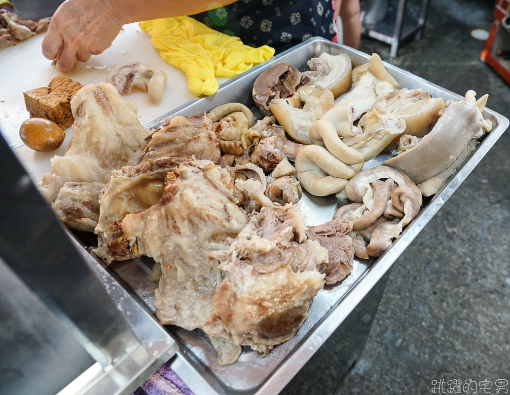 [新店美食]這間新店早餐推薦! 一週只開四天，阿三哥/阿三嫂古早味麵攤，排隊必吃油飯配上綜合湯 還可以免費加湯 米粉湯黑白切好吃到不行 環狀線十四張站美食 新北市美食