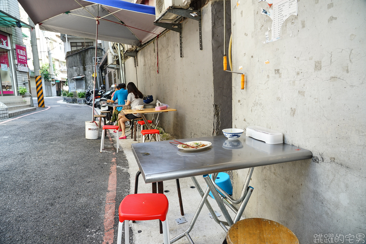 [新店美食]這間新店早餐推薦! 一週只開四天，阿三哥/阿三嫂古早味麵攤，排隊必吃油飯配上綜合湯 還可以免費加湯 米粉湯黑白切好吃到不行 環狀線十四張站美食 新北市美食