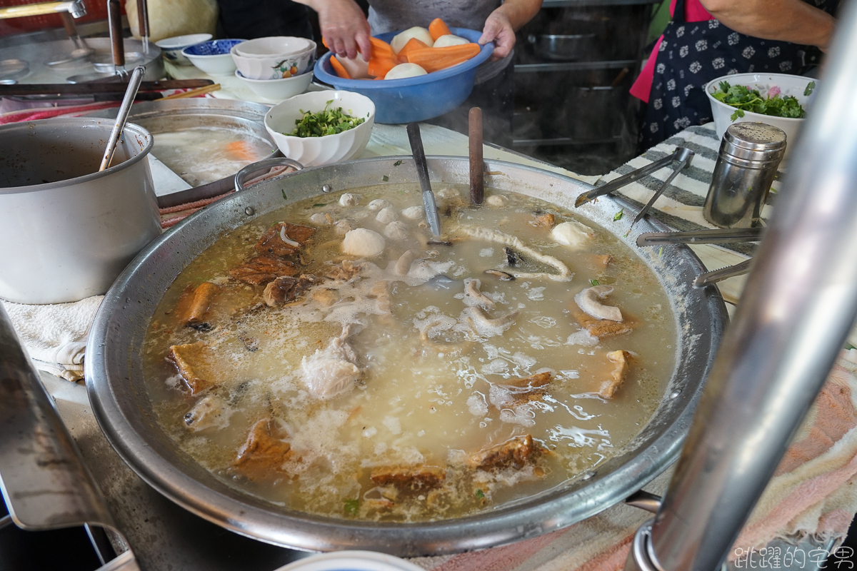 [新店美食]這間新店早餐推薦! 一週只開四天，阿三哥/阿三嫂古早味麵攤，排隊必吃油飯配上綜合湯 還可以免費加湯 米粉湯黑白切好吃到不行 環狀線十四張站美食 新北市美食