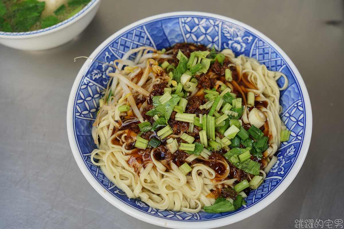 [新店美食]這間新店早餐推薦! 一週只開四天，阿三哥/阿三嫂古早味麵攤，排隊必吃油飯配上綜合湯 還可以免費加湯 米粉湯黑白切好吃到不行 環狀線十四張站美食 新北市美食