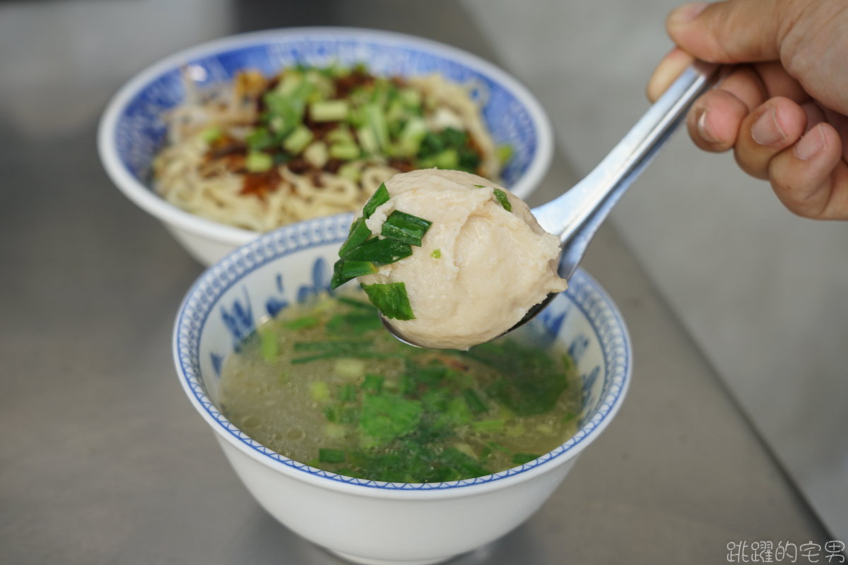 [新店美食]這間新店早餐推薦! 一週只開四天，阿三哥/阿三嫂古早味麵攤，排隊必吃油飯配上綜合湯 還可以免費加湯 米粉湯黑白切好吃到不行 環狀線十四張站美食 新北市美食