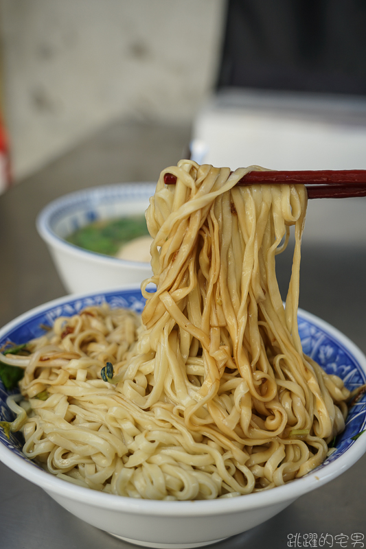 [新店美食]這間新店早餐推薦! 一週只開四天，阿三哥/阿三嫂古早味麵攤，排隊必吃油飯配上綜合湯 還可以免費加湯 米粉湯黑白切好吃到不行 環狀線十四張站美食 新北市美食