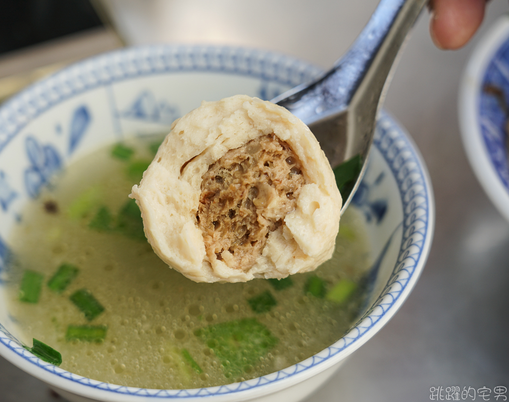 [新店美食]這間新店早餐推薦! 一週只開四天，阿三哥/阿三嫂古早味麵攤，排隊必吃油飯配上綜合湯 還可以免費加湯 米粉湯黑白切好吃到不行 環狀線十四張站美食 新北市美食