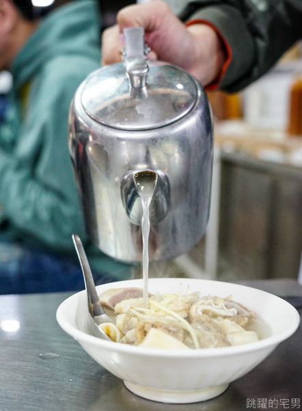 [嘉義美食]王家祖傳本產牛雜湯-超過百年市場傳統美食 超豪邁大鍋牛雜湯煮出來就是鮮美! 還能無限加湯喝到爽 嘉義人的體力來源  嘉義早餐推薦