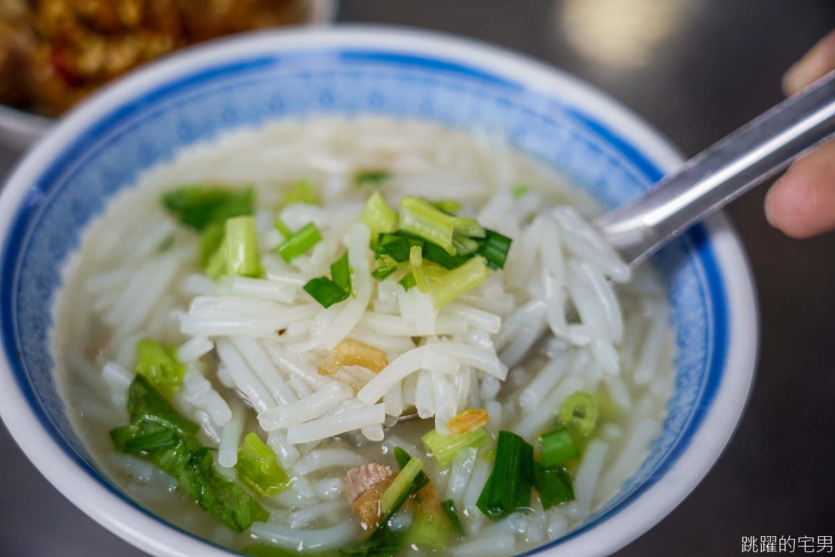 [新店美食]這間新店早餐推薦! 一週只開四天，阿三哥/阿三嫂古早味麵攤，排隊必吃油飯配上綜合湯 還可以免費加湯 米粉湯黑白切好吃到不行 環狀線十四張站美食 新北市美食