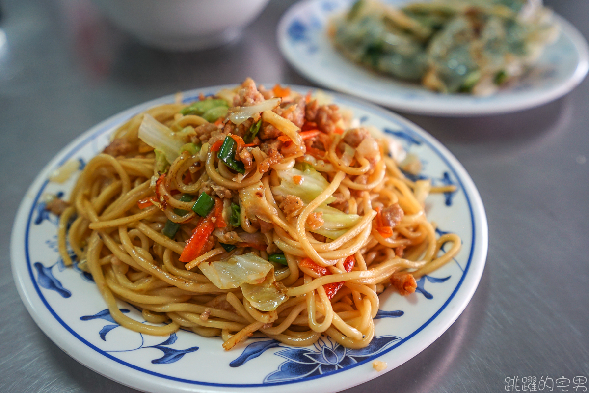 [花蓮60年早餐店]仁芳早點- 炒麵現點現炒 充滿香氣很推薦 地方乾淨像是走進家裡客廳 花蓮早餐推薦 @跳躍的宅男