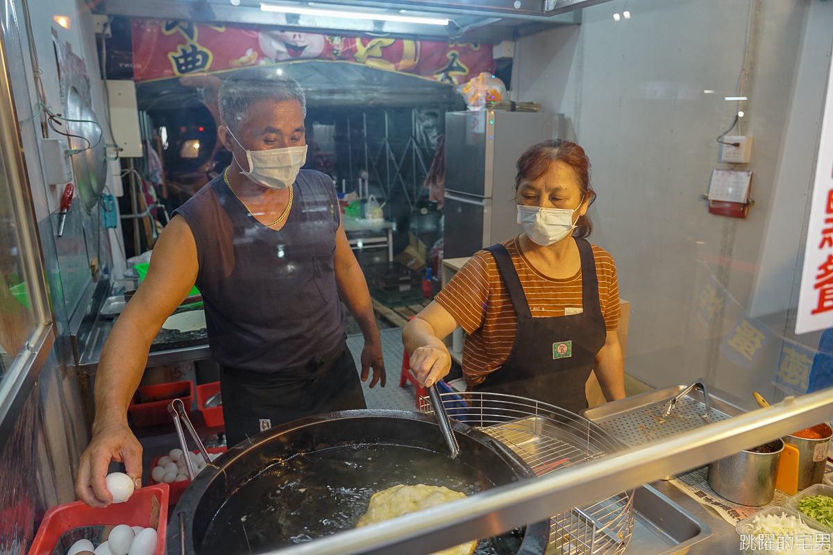 [東大門夜市美食]吉香炸蛋蔥油餅-大腸包小腸看多了 沒吃過炸彈蔥油餅包香腸 超酥脆口感加了酸菜更夠味  花蓮美食