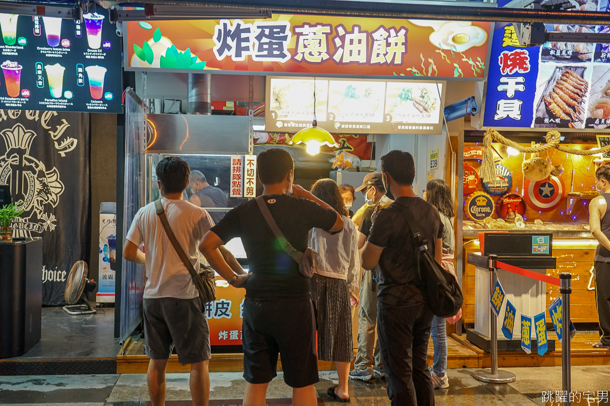 [東大門夜市美食]吉香炸蛋蔥油餅-大腸包小腸看多了 沒吃過炸彈蔥油餅包香腸 超酥脆口感加了酸菜更夠味  花蓮美食