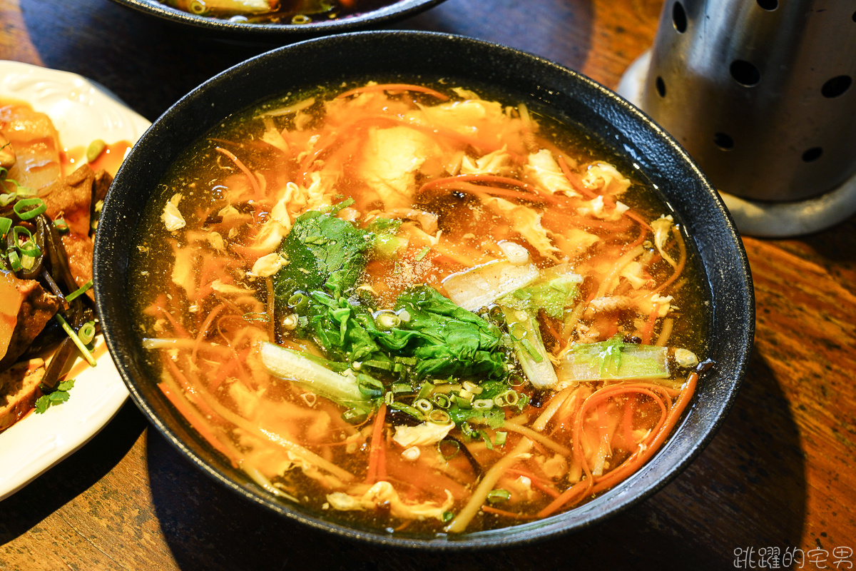 [花蓮美食]食尚玩家推薦花蓮必吃滷肉飯! 宮前西村的家食堂 超犯規半熟蛋滷肉飯讓人一吃就愛上  還能欣賞櫻花 貓咪 大量鋼彈模型  花蓮日式老宅餐廳