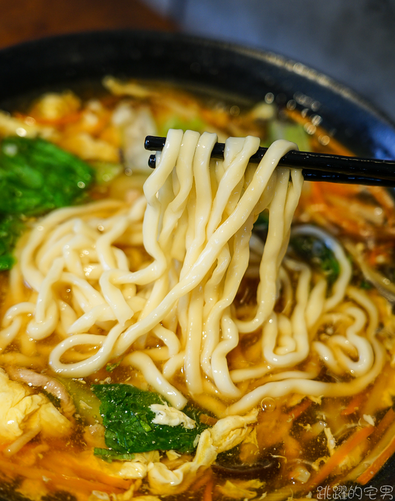 食尚玩家推薦花蓮必吃滷肉飯! 超犯規半熟蛋滷肉飯讓人一吃就愛上  還能欣賞櫻花 貓咪 大量鋼彈模型 宮前西村的家食堂 花蓮日式老宅餐廳