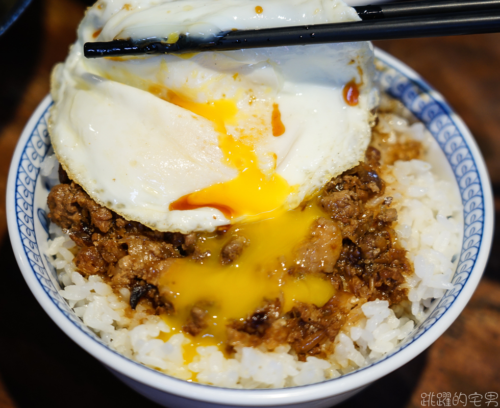 [花蓮美食]食尚玩家推薦花蓮必吃滷肉飯! 宮前西村的家食堂 超犯規半熟蛋滷肉飯讓人一吃就愛上  還能欣賞櫻花 貓咪 大量鋼彈模型  花蓮日式老宅餐廳 @跳躍的宅男