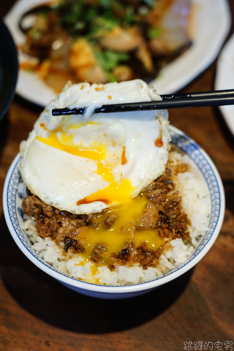 [花蓮美食]食尚玩家推薦花蓮必吃滷肉飯! 宮前西村的家食堂 超犯規半熟蛋滷肉飯讓人一吃就愛上  還能欣賞櫻花 貓咪 大量鋼彈模型  花蓮日式老宅餐廳