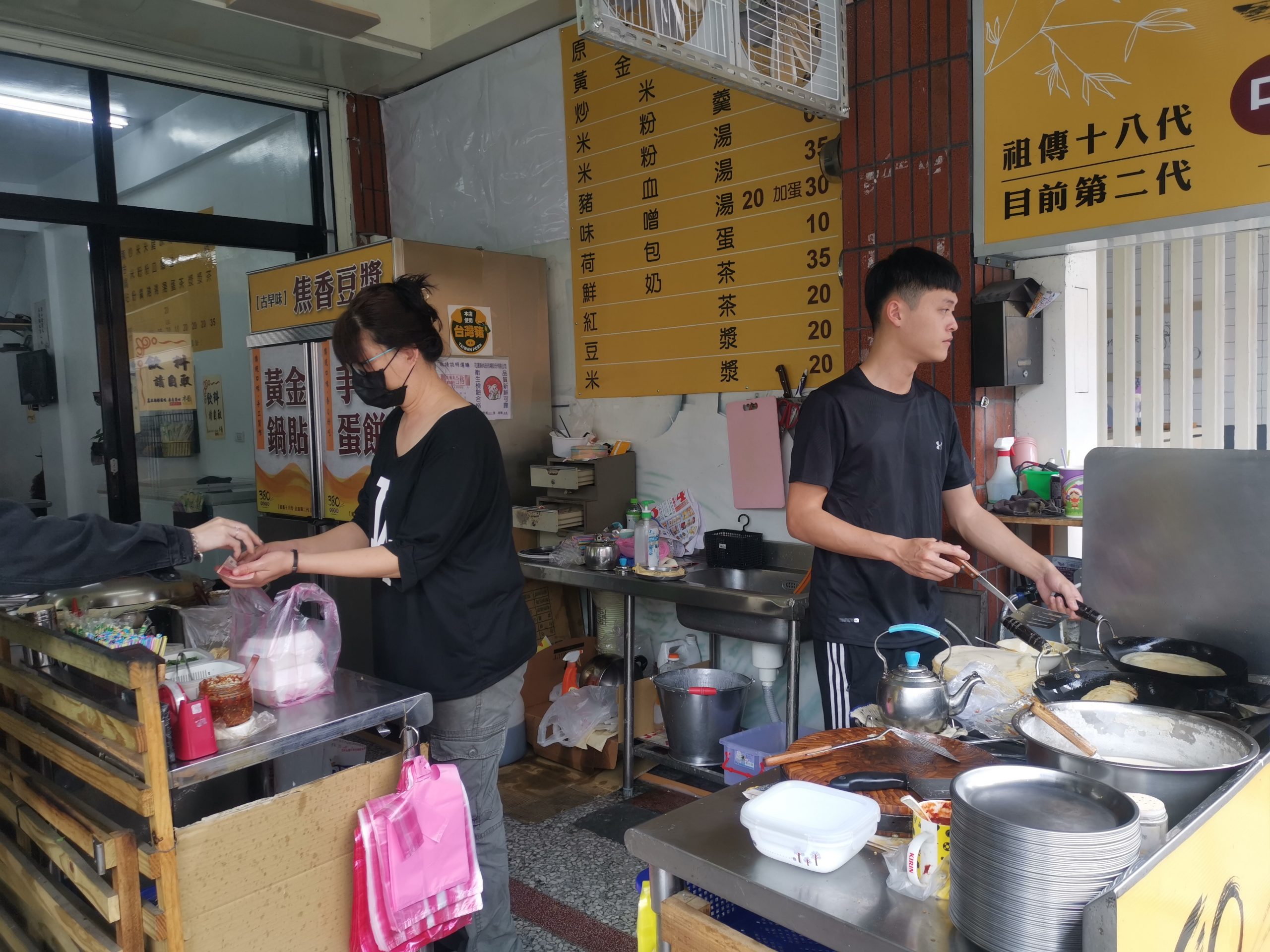 花蓮早餐吃起來! 手工蛋餅小鍋現煎 超嫩滑口感一吃難忘 太昌380中式早點  還有提供冷氣  花蓮美食推薦