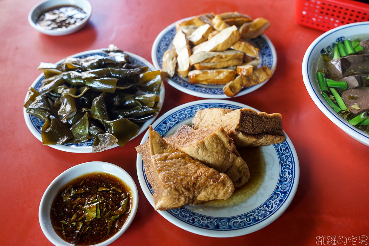 [花蓮美食]榕樹下麵店-傳承三代 花蓮50年老店 湯麵乾麵都好吃 豬尾巴不能錯過 花蓮小吃推薦 停車方便 點小菜須仔細問清楚 花蓮早餐  花蓮麵店