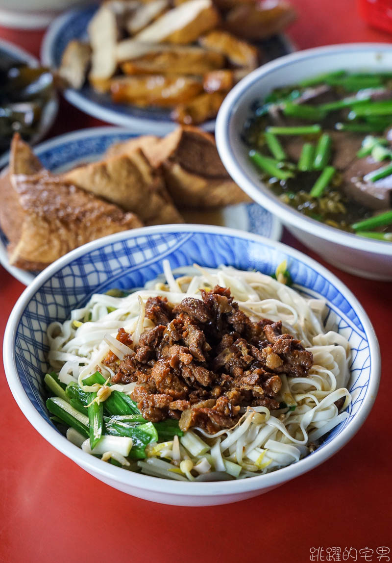 [花蓮美食]榕樹下麵店-傳承三代 花蓮50年老店 湯麵乾麵都好吃 豬尾巴不能錯過 花蓮小吃推薦 停車方便 點小菜須仔細問清楚 花蓮早餐  花蓮麵店