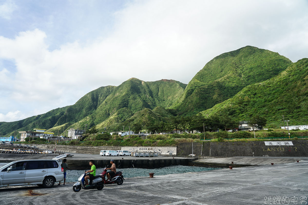 蘭嶼IG景點 高處俯瞰白色燈塔配上蘭嶼湛藍海洋  絕美景色就在舊開元港  蘭嶼旅遊 椰油村景點